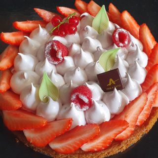 PAN ᴀ GATO rend hommage à toutes les mamans 👩‍🦰👱‍♀️👩‍🦳
pour leur courage, leur amour et leur gentillesse.
Voici une tarte "bonne maman ", en édition limitée ce dimanche 29 mai.
ELLES LE MÉRITENT TANT !!!!
Crémeux de citron vert, meringue italienne au basilic, fraises gariguette, sablé breton
1 pers : 4 €
4 pers : 16 €
6 pers : 24 €
Uniquement dimanche 29 mai
𝘱𝘩𝘰𝘵𝘰𝘴 𝘯𝘰𝘯 𝘤𝘰𝘯𝘵𝘳𝘢𝘤𝘵𝘶𝘦𝘭𝘭𝘦𝘴

#panagato ##bonnefêtemaman #panazol #fraise #meringue