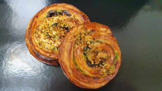 PAN ᴀ GATO vous propose une nouvelle gourmandise
Il est pas beau notre escargot ? 
amarena/pistache : 2€ pièce 
𝘱𝘩𝘰𝘵𝘰 𝘯𝘰𝘯 𝘤𝘰𝘯𝘵𝘳𝘢𝘤𝘵𝘶𝘦𝘭𝘭𝘦
#pistache #patisserie #amarena #panagato #panazol