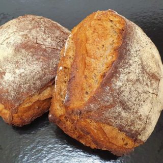 PAN ᴀ GATO vous propose Le pain FORESTAL : 
pain rustique authentique aux notes boisées, blés français, graines de lin et de sésame.
𝘱𝘩𝘰𝘵𝘰 𝘯𝘰𝘯 𝘤𝘰𝘯𝘵𝘳𝘢𝘤𝘵𝘶𝘦𝘭𝘭𝘦