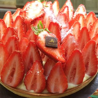 PAN ᴀ GATO fête le retour du printemps et donc le RETOUR des FRAISES 🍓 !! 
Ce week-end samedi 2 et dimanche 3 avril :
Les tartes aux fraises gariguette sont à 3€10 😍 au lieu de 3€60 pièce !!! 
Variations : crème diplomate vanille, pistache ou chocolat .
ATTENTION UNIQUEMENT CE WEEK-END
 𝘱𝘩𝘰𝘵𝘰 𝘯𝘰𝘯 𝘤𝘰𝘯𝘵𝘳𝘢𝘤𝘵𝘶𝘦𝘭𝘭𝘦
#panagato #fraises #panazol #fraise #printemps