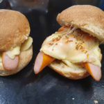 le "PAC MAN" : cousin du hot dog en version burger avec fromage à raclette et pommes de terre
